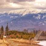 Babia Góra widoczna z czarnego szlaku idącego z Zawoi, pochmurny, wiosenny dzień, drewniana chata