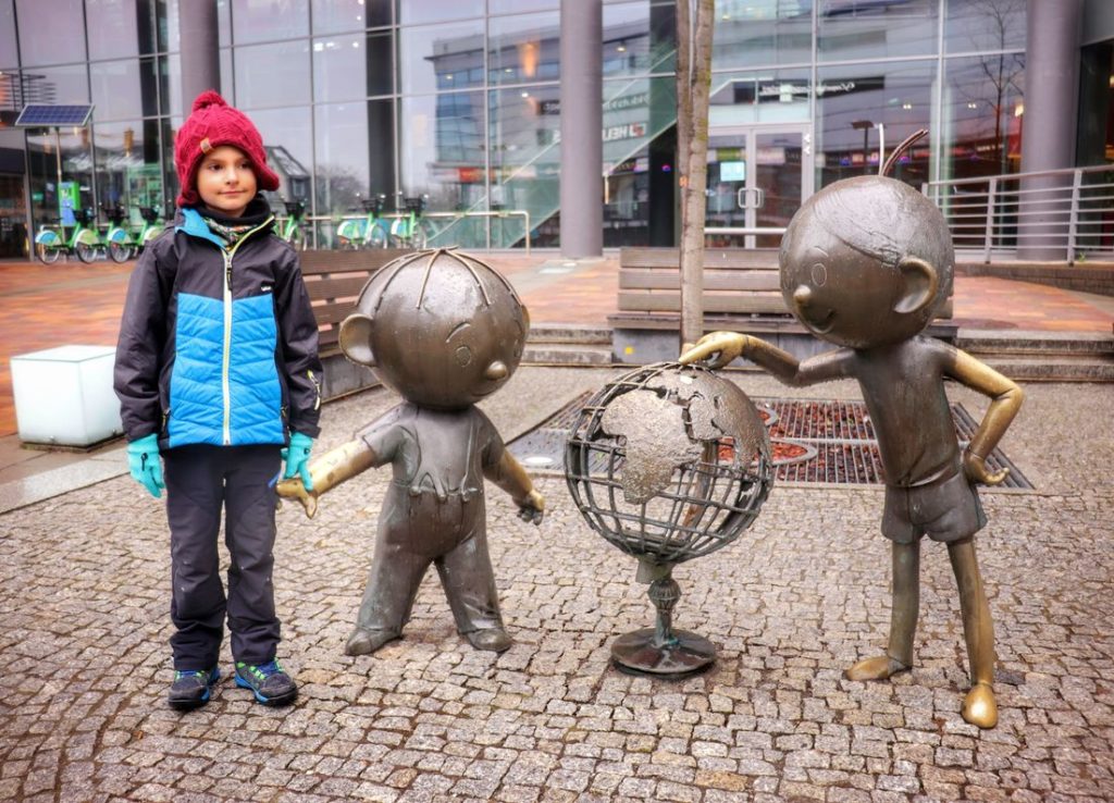 Bolek i Lolek pomnik w Bielsku-Białej, dziecko stojące przy pomniku Bolka i Lolka