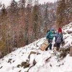 Dziecko, mężczyzna, Perć Borkowskiego - zasypane przez śnieg skały