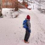 Dziecko na ostatnim, krótkim podejściu na czerwono - żółtym szlaku do schroniska na Luboniu Wielkim