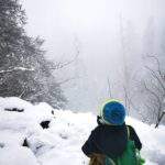 Dziecko odpoczywające na zaśnieżonych skałach , mgła, zimowe popołudnie- Perć Borkowskiego szlak żółty