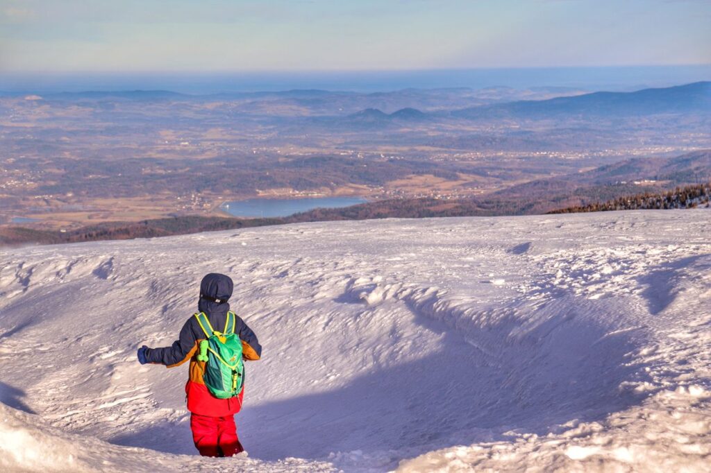Krajobraz górski rozciągający się ze Śnieżnych Kotłów na stawy (Śnieżne Stawki), dziecko