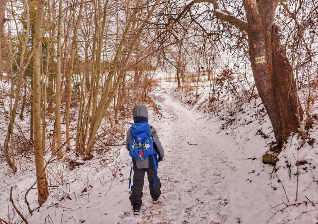 Mały turysta, dziecko na żółtym szlaku na Luboń Wielki zimą