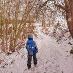 Mały turysta, dziecko na żółtym szlaku na Luboń Wielki zimą