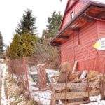 Miejsce skrętu szlaku żółtego w Rabce Zaryte na Luboń Wielki z głównej drogi w prawo