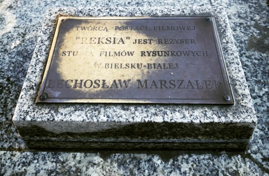 Tablica przy pomniku Reksia - postaci z bajki w Bielsku-Białej