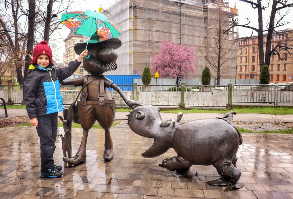 Pampalini i hipopotam - pomnik z bajki w Bielsku-Białej, dziecko z parasolką