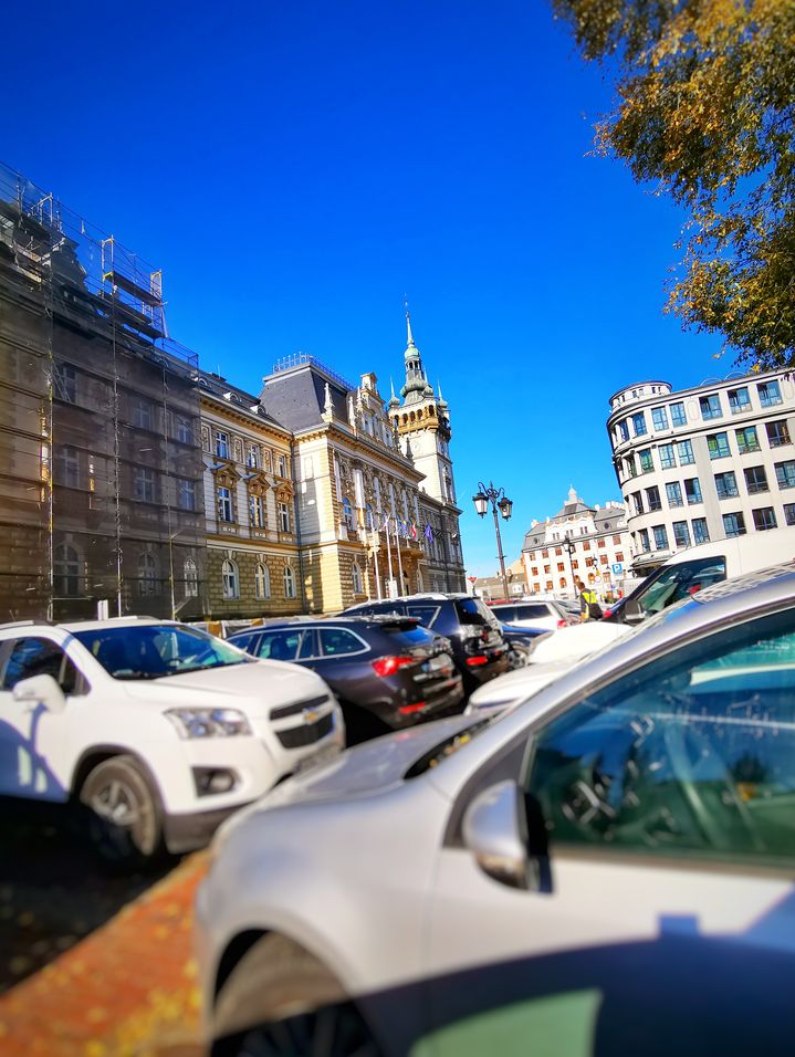 Parking przy bielskim Ratuszu  (ulica Plac Ratuszowy), niebieskie niebo
