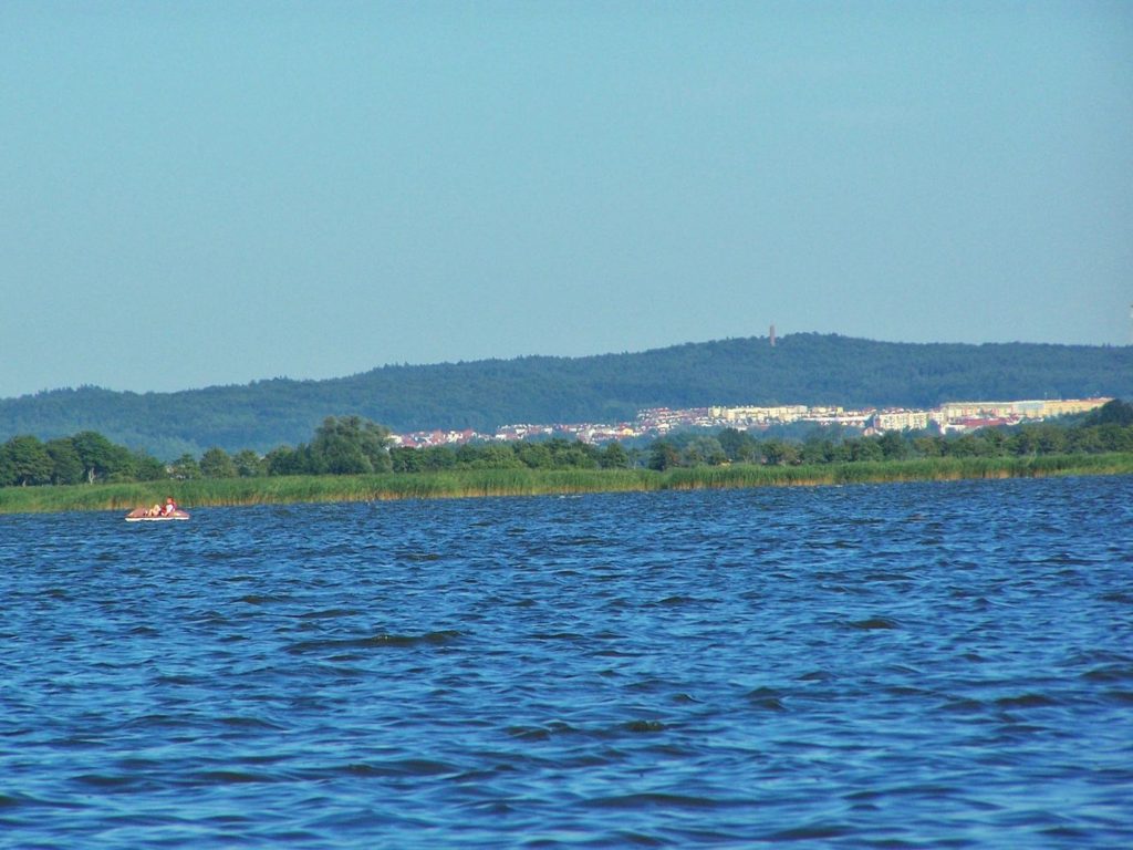 Pasmo Góra Chełmska widziane z Jeziora Jamno w Mielnie