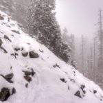 Perć Borkowskiego zimą, szlak żółty na Luboń Wielki, mgła, skały pokryte śniegiem