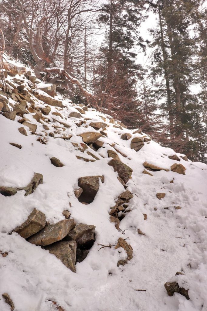 Pokryte śniegiem skały, stromy odcinek szlaku na Perci Borkowskiego
