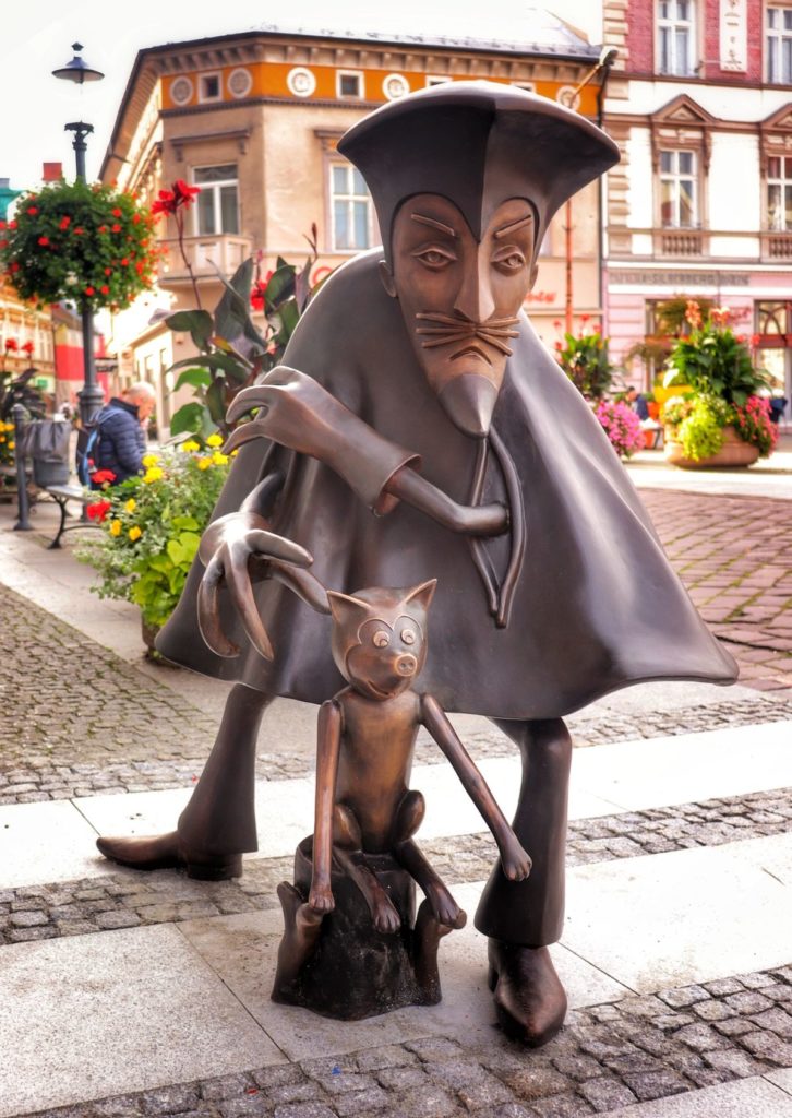 Pomnik Szpiega z Krainy Deszczowców -  Don Pedra de Pommidore w mieście Bielsko-Biała, ulica 11 Listopada