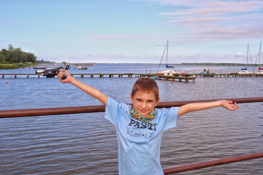 Szczęśliwe dziecko na pomoście w Mielnie - Jeziora Jamno