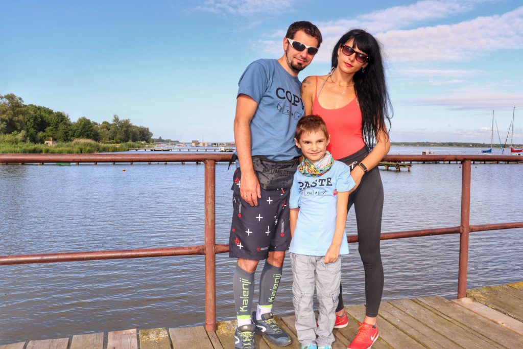 Szczęśliwa rodzina na pomoście nad Jeziorem Jamno w Mielnie