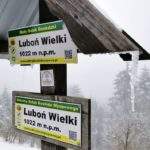 Tabliczka oznaczająca szczyt LUBOŃ WIELKI - BESKID WYSPOWY