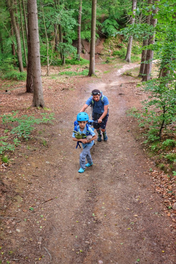 Turyści- dziecko, mężczyzna z dziecięcym rowerkiem, koszaliński las (Pętla Tatrzańska, szlak żółty), strome podejście