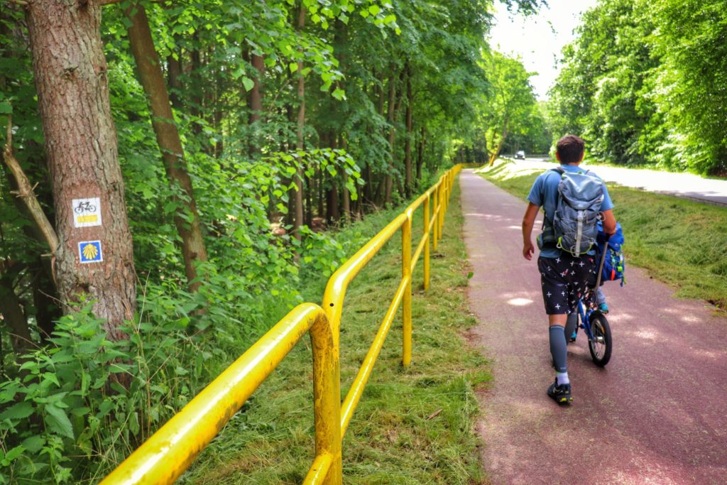 Turysta, dziecko na rowerze, żólty szlak rowerowy w Koszalinie