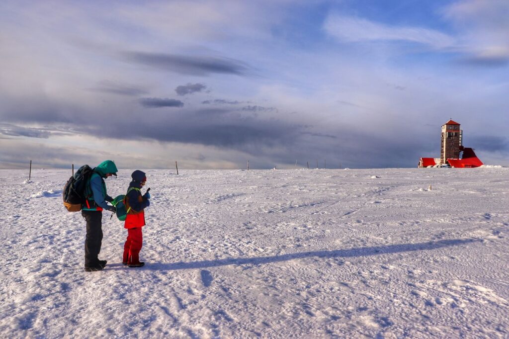 Turysta z dzieckiem na Śnieżnych Kotłach zimą
