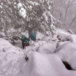 Turysta z dzieckiem wspinający się w górę szlaku żółtego na Luboń Wielki przez Perć Borkowskiego - zima