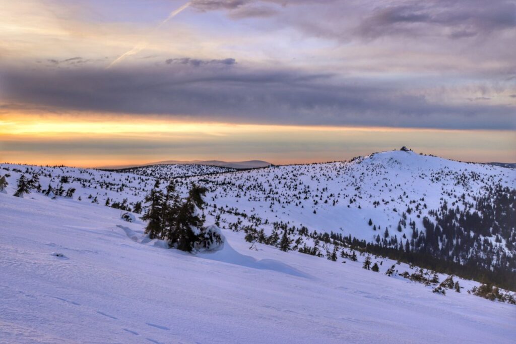 Widok na Szrenicę z zimowego szlaku na Śnieżne Kotły