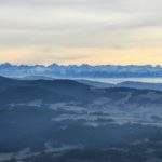 Widok na ośnieżone Tatry z Perci Borkowskiego w drodze na Luboń Wielki