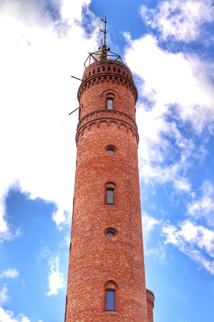Wieża na Górze Chełmskiej w Koszalinie na tle niebieskiego nieba z białymi chmurami