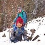 Zadowolone dziecko z tatą na Perci Borkowskiego zimą