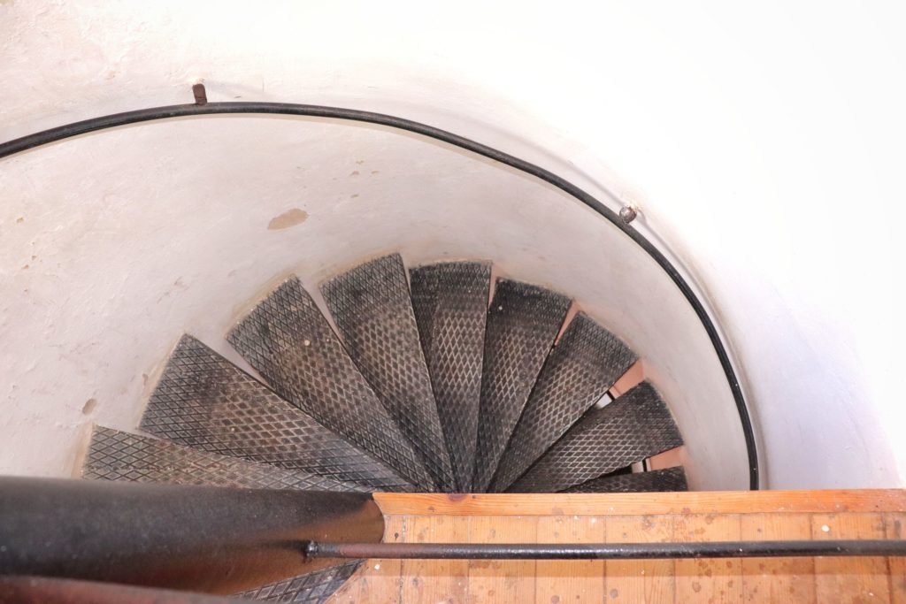 Zakręcone, metalowe schody w wieży widokowej Góra Chełmska w Koszalinie