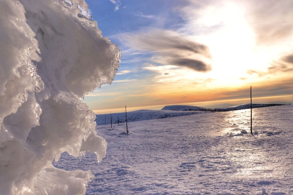 Zima, zachód słońca na Śnieżnych Kotłach