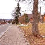 Żółty szlak w Rabce Zaryte na Luboń Wielki, po lewej stronie główna droga