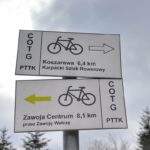 Białe tabliczki, na których są opisane szlaki rowerowe idące z Przełęczy Klekociny