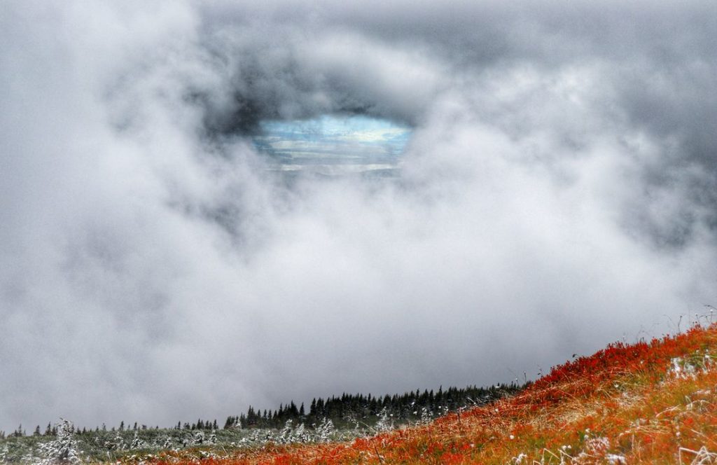 Czerwony szlak - okolice Babiej Góry, zachmurzone niebo z okienkiem na Jezioro Orawskie
