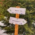 Drogowskazy Zawoja - Magurka 5 min. Hala Baranowa 1 h