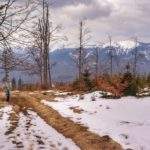 Dziecko na szerokiej drodze - szlak czarny schodzący do Zawoi - punkt widokowy na czarnym szlaku, ciemne, pokryte chmurami niebo