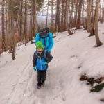 Dziecko z tatą, leśna droga, wiosenny dzień, śnieg