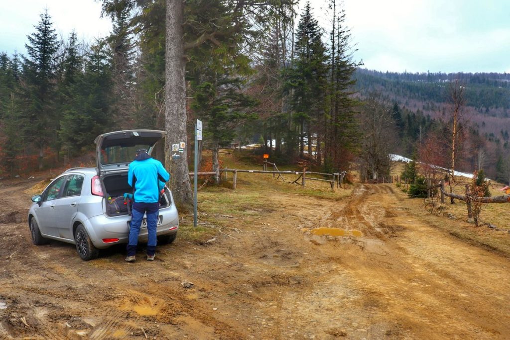 Przełęcz Klekociny (szlak zielony), turysta, zaparkowany samochód