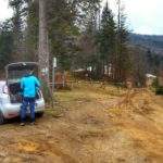 Przełęcz Klekociny (szlak zielony), turysta, zaparkowany samochód