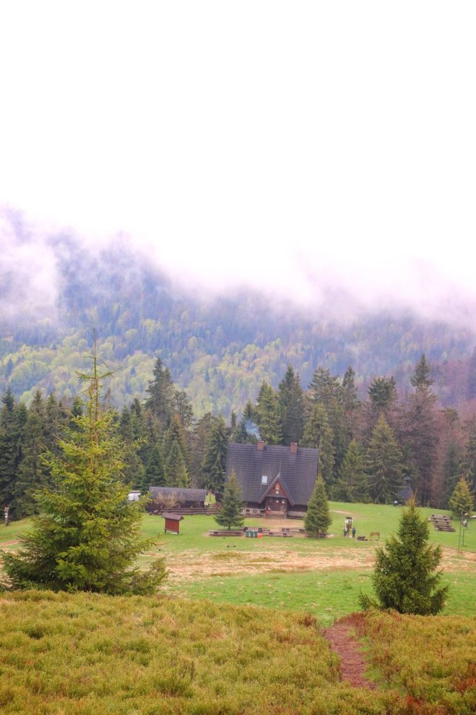 Schronisko na Rycerzowej widziane z góry Hali Rycerzowej, góry w chmurach