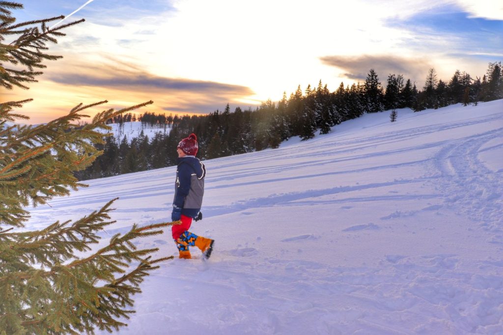 Szczęśliwe dziecko na zaśnieżonej polanie - Rysianka, zachód słońca
