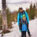 Turysta z dzieckiem na zielonym szlaku idącym na Halę Kamińskiego, śnieg