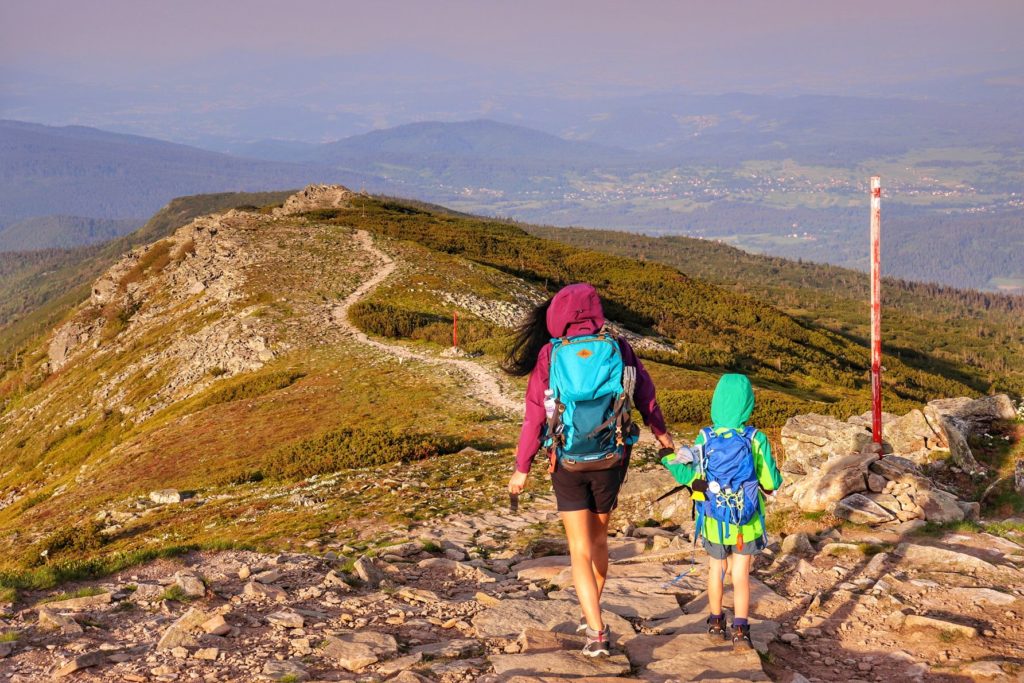 Turystka z dzieckiem na szlaku czerwonym schodząca z Babiej Góry w stronę Gówniaka