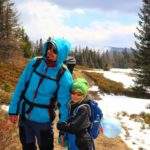 Turyści - mężczyzna z dzieckiem w okolicach Hali Kamińskiego w Beskidzie Żywieckim