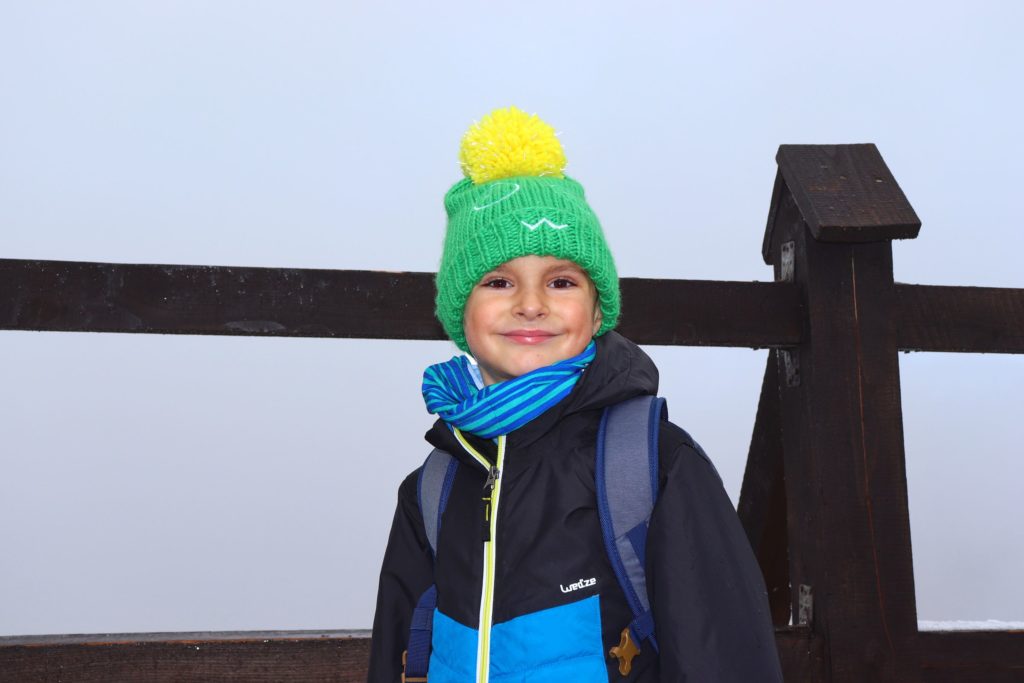 Uśmiechnięte dziecko na tarasie widokowym na Sokolicy w Beskidzie Żywieckim