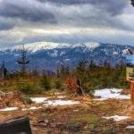 Widok na Babią Górę z drewnianej wiaty ustawionej na czarnym szlaku z Zawoi, zachmurzone niebo