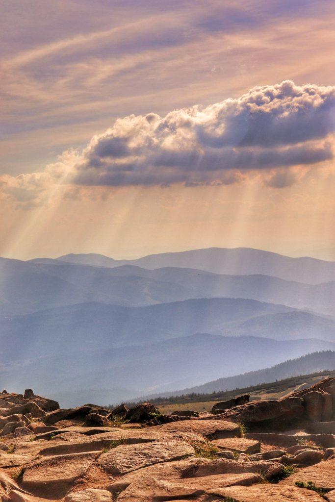 Widok rozciągający się z Babiej Góry o zachodzie słońca, chmura, promienie słoneczne, skały