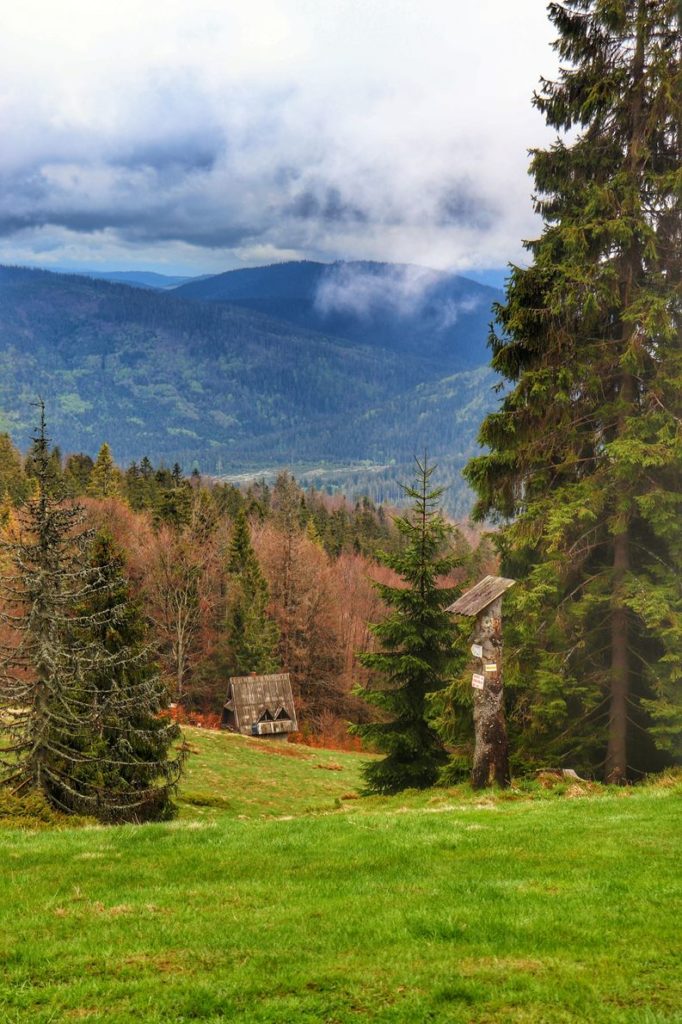 Widoki rozciągające się z okolic Bacówki na Rycerzowej, intensywne, wiosenne kolory, krajobraz górski