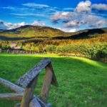 Wieś Soblówka, drewniany płot, krajobraz górski, słoneczny dzueń, letnie kolory, niebieskie niebo