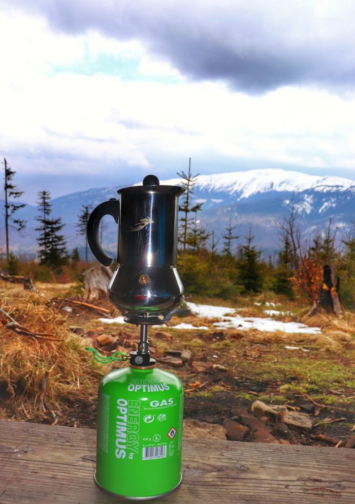 Zielona butla gazowa, kawiarka, widok na Babią Górę