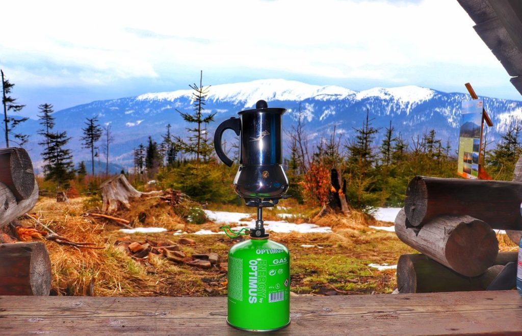 Zielona butla gazowa, na której jest kawiarka, w tle widok na Babią Górę