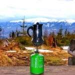 Zielona butla gazowa, na której jest kawiarka, w tle widok na Babią Górę